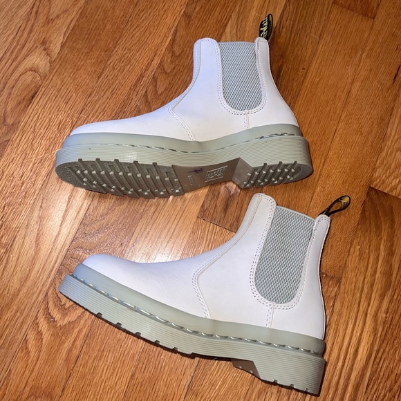 Dr Marten Chelsea boot - Picture 4 of 9